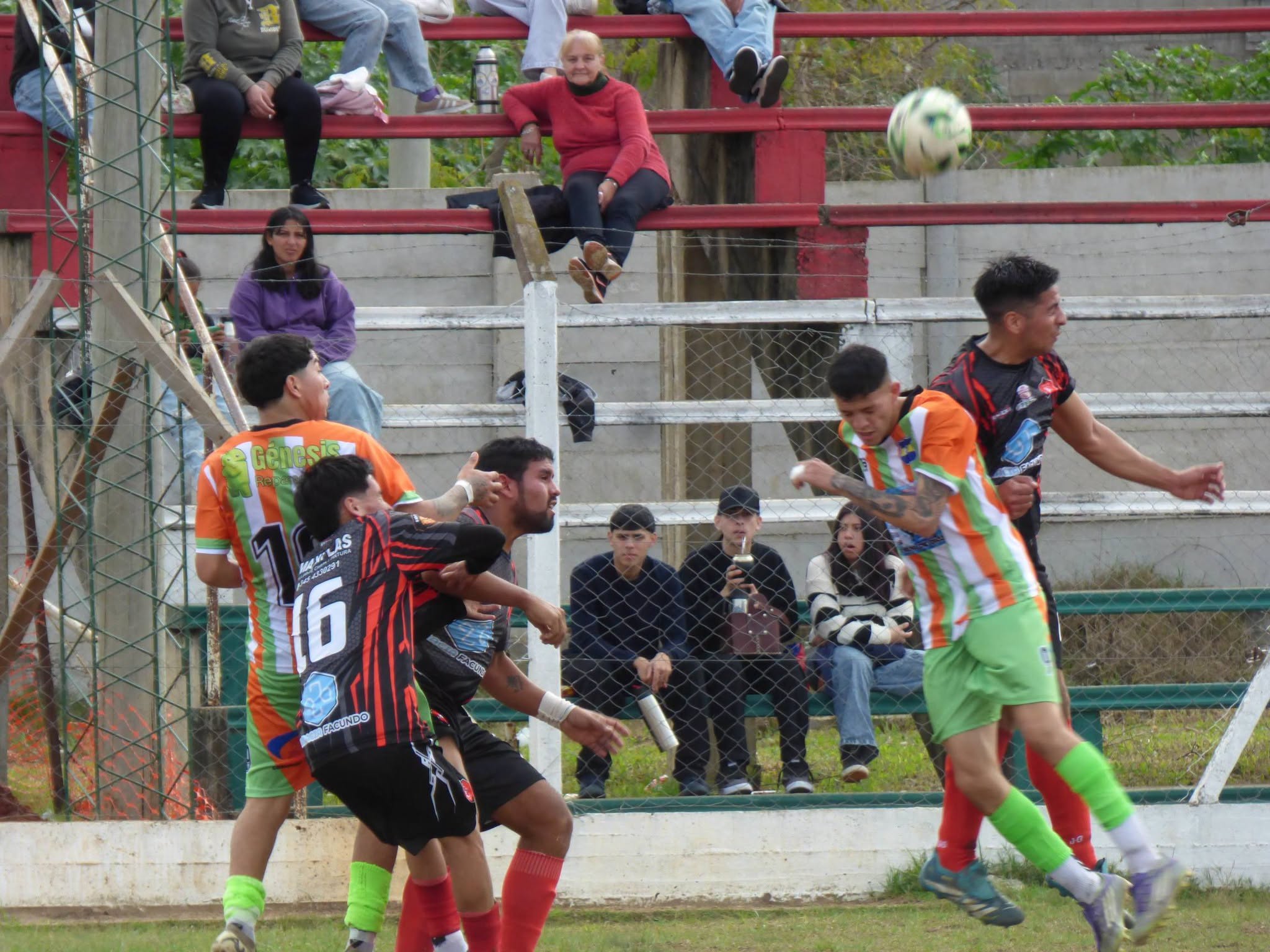 PRIMERA “B”: LA FECHA 14 PONE EN JUEGO PUNTOS CLAVE EN AMBAS ZONAS